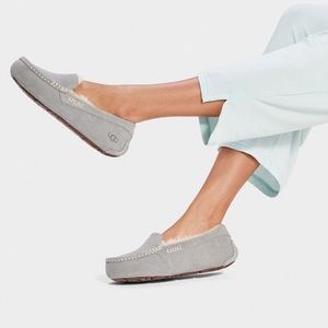 UGG Women’s Ansley Light Gray Moccasins (10)